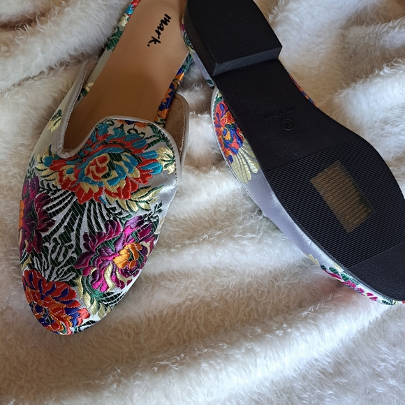 Slip On Embroidered - Picture 3 of 5